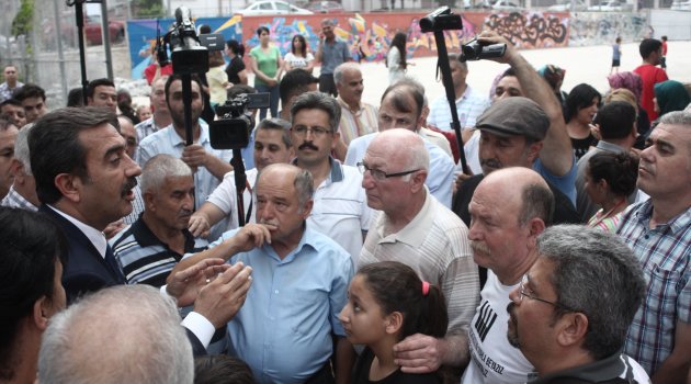Protestoyla karşıladıkları başkanı alkışlarla uğurladılar