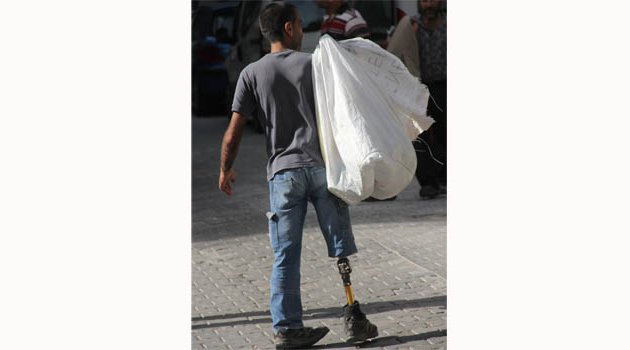 Protez bacakla kilometrelerce gezerek atık kağıt topluyor