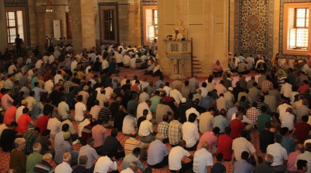 Ramazan’ın ilk cuma namazında camiler doldu
