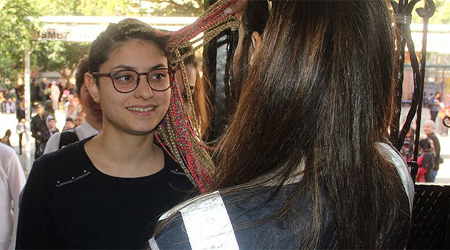 Rengarenk boncuklu saçları YGS’ye engel oluyordu