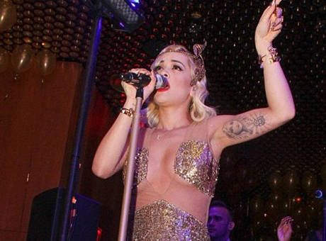 Rita Ora'nın seksi kıyafeti