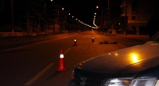 Rögar kapağına çarpmamak için direksiyonu kırdı: Eşi öldü, kızı yaralandı