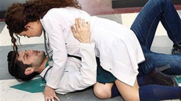 Rol arkadaşının üzerine düştü