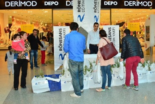 Rönesans Eğitim Vakfı Adana’da fidan dağıttı