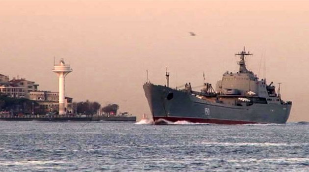 Rus savaş gemisi Boğaz’dan geçti