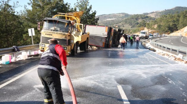 Sabun yüklü TIR devrildi, trafik 3 saat durdu