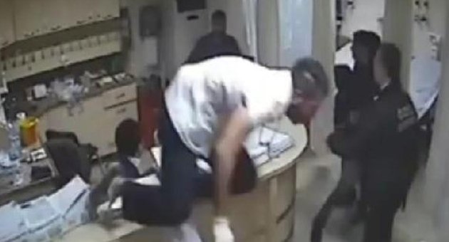 Sağlık çalışanlarına bıçaklı saldırı güvenlik kamerasında