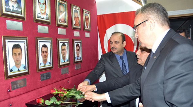 Sağlık kurumları şehitlik köşesine gül bıraktı