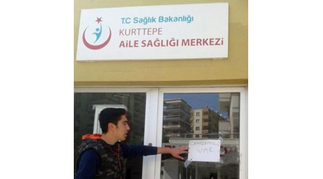 Sağlıkçılar kapıya “Cenazemiz Var” yazılı kağıt asıp, sağlık merkezini kapattı