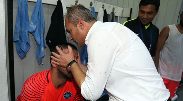 Sahada gözyaşı, soyunma odasında sevinç çığlıkları
