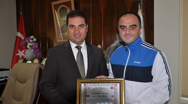 Şahade “Altın Antrenör” Belgesiyle Ödüllendirildi