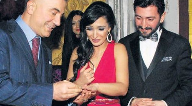 Sahneden nişanlandı