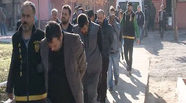 Sahte polisler savaş mağduru Suriyelileri bile dolandırdı