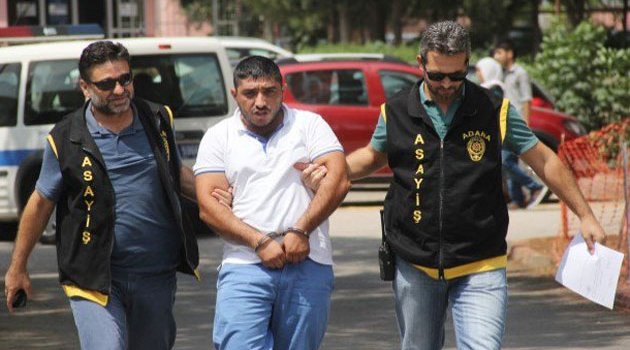 Sahte polislere banka hesabı bulmaktan tutuklandı