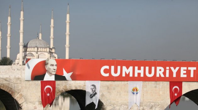 Saldırıya uğrayan Atatürk posteri yenilendi