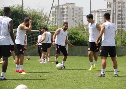 Şampiyon Adanaspor, Top Başı Yaptı