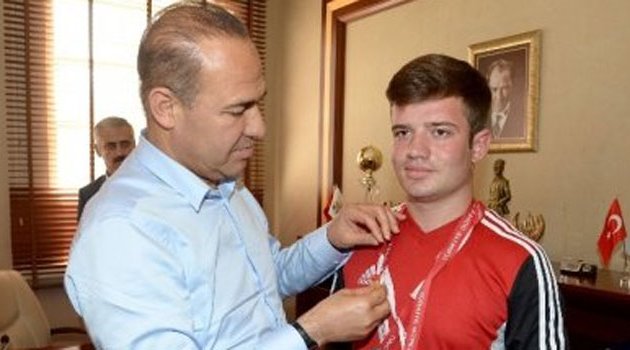 Şampiyon Güreşçiler Gururlandırdı