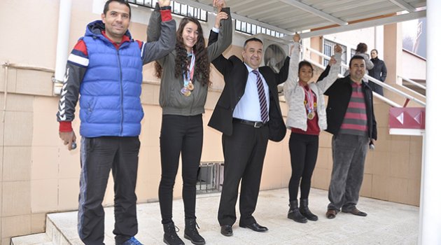 Şampiyonların Lisesinde Altın Töreni Coşkusu
