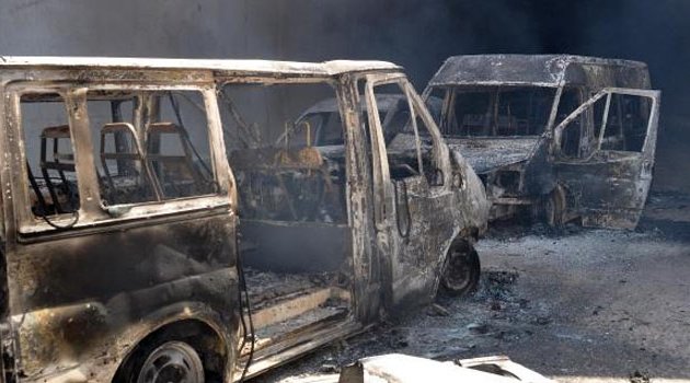 Şantiye basan PKK'lılar 30 iş makinesini yaktı