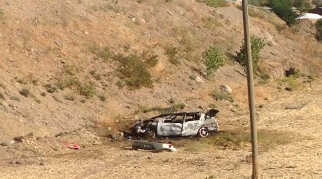 Şarampole yuvarlanan otomobil alev aldı