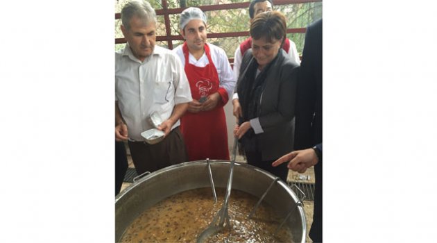 Sarı, aşure etkinliğinde vatandaşlarla buluştu