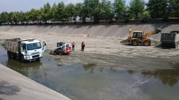 Sarıçam deresi’nde temizlik ve ıslah çalışmaları sürüyor