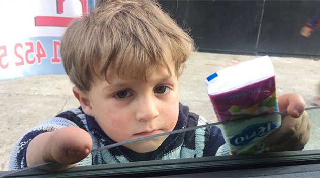 Savaşta elini kaybeden küçük Hüseyin mendil satıyor