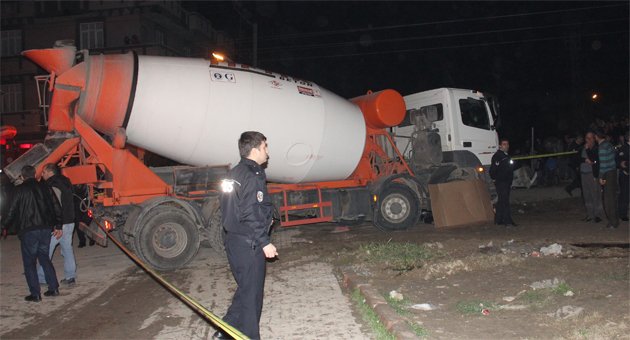 Savaştan kaçtı beton mikseri altında kalarak öldü
