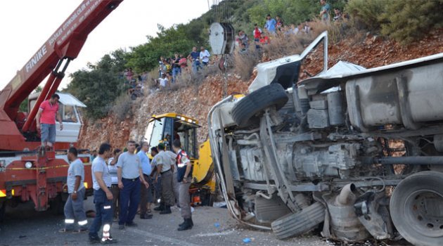 Sebze yüklü kamyon devrildi: 1 ölü
