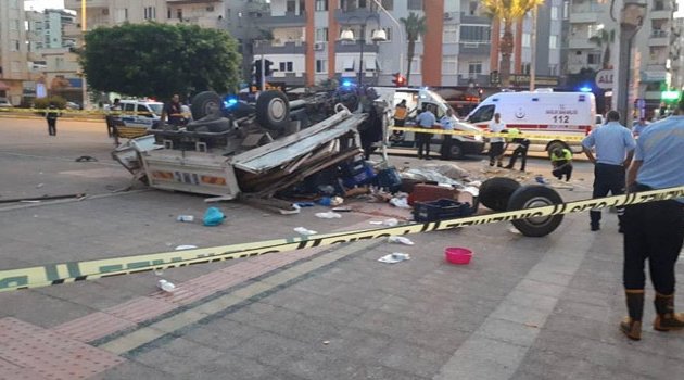 Sebze yüklü kamyonet ile otomobil çarpıştı! 2 ölü 6 yaralı