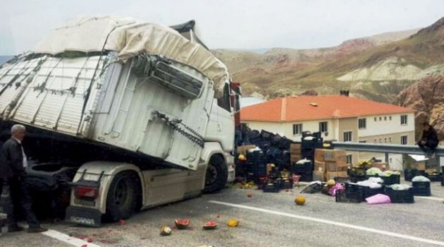 Sebze yüklü TIR devrildi