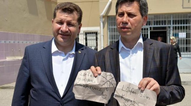 Seçim kabininde 'Lütfen ışıkları kapatınız' yazısı