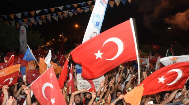Seçim kutlaması yollara taştı