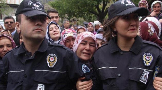 Şehide ağıt polisleri ağlattı