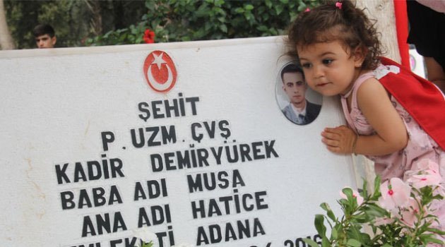 Şehidin 20 Aylık Kızı Şehitlikte Yürekleri Dağladı