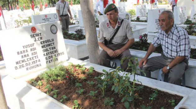 Şehidin ailesi 18 yıldır şehitlikte bayramlaşıyor