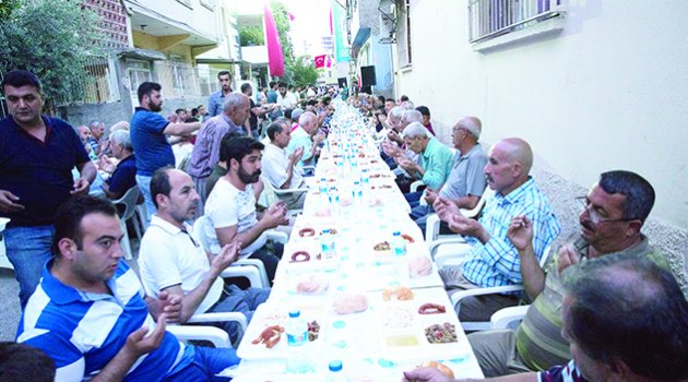 Şehidin babaevi önünde iftar