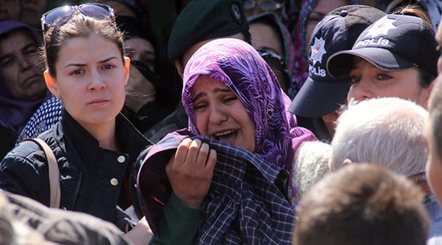 Şehidin kız kardeşi "Bir mucize olsun" diye ağlayarak, yürekleri dağladı
