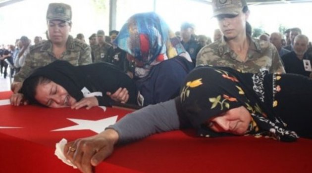 Şehidin Tabutunu Bırakamadılar