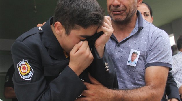 Şehidin üniformasını koklayıp "Ağabeyim kokuyor" diye ağladı