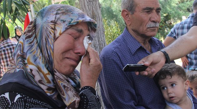 Şehit annesi: "Bizim bayramımız yok gelip taşları seviyoruz"