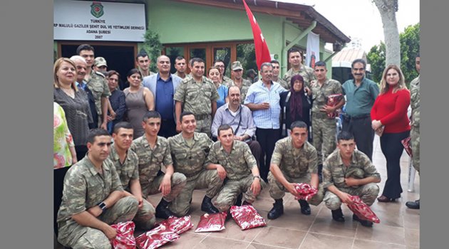 Şehit annesi Mehmetçiğin yanında