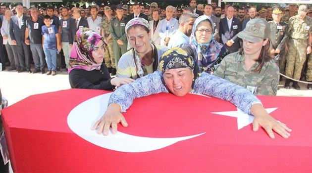 Şehit annesi oğlunu "Şehitler ölmez vatan bölünmez" diyerek uğurladı
