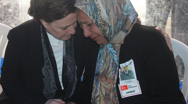 Şehit annesine sarılan Bakan Sarı’nın gözyaşları