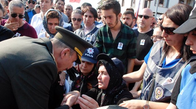 Şehit annesinin elini öpmüştü tutuklandı