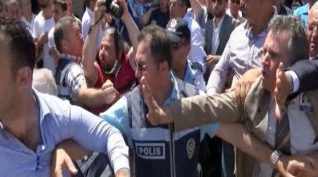 Şehit cenazesinde kavga! Tekmeler, yumruklar havada uçuştu