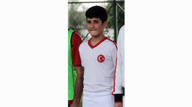 Şehit çocuğunun baba hasreti futbol maçıyla giderildi