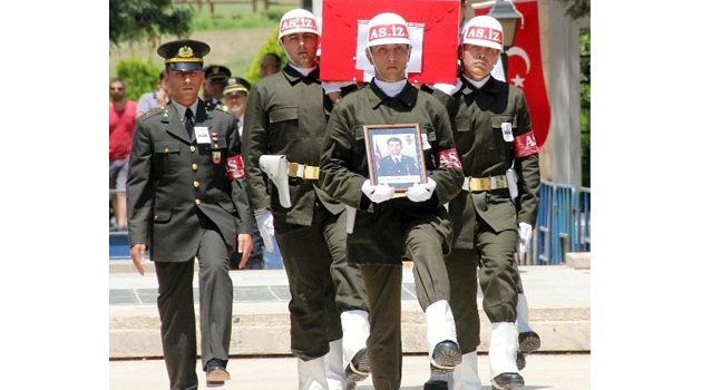 Şehit eşini asker selamıyla uğurladı