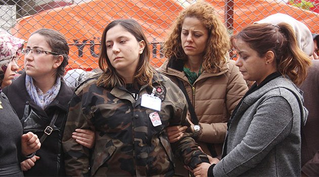 Şehit eşini üniformasıyla karşılayıp fotoğrafını sevdi