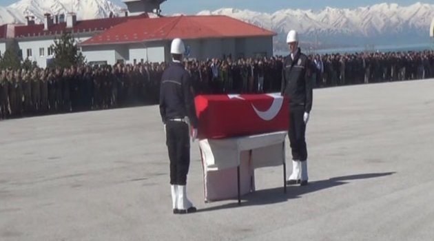 Şehit polis Kürtçe ağıtlarla uğurlandı